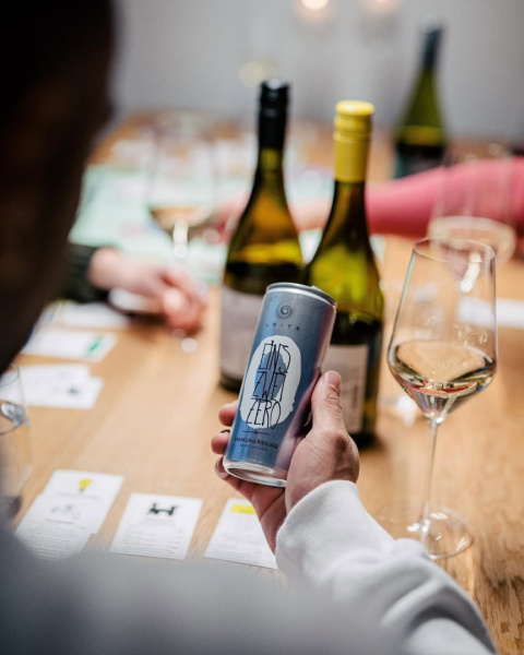 Wino musujące bezalkoholowe w puszce