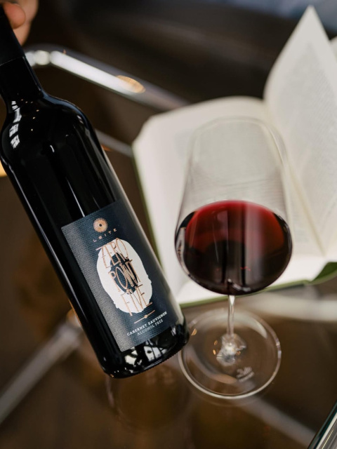 Czerwone bezalkoholowe wino Cabernet